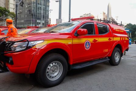 Fogo atinge área de difícil acesso na divisa de Pedralva e Conceição das Pedras; drone auxilia na estratégia de contenção.