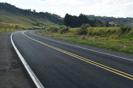 Os serviços acontecem das sete da manhã às seis da tarde, com reforço na sinalização e reparos no asfalto.