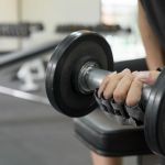 4 exercícios com halteres que ajudam iniciantes a ganhar força e criar hábito de treino