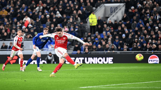 Gyokeres marca gol de pênalti pelo Arsenal contra o Everton
