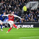 Gyökeres desencanta, Arsenal vence Everton e mantém liderança da Premier League