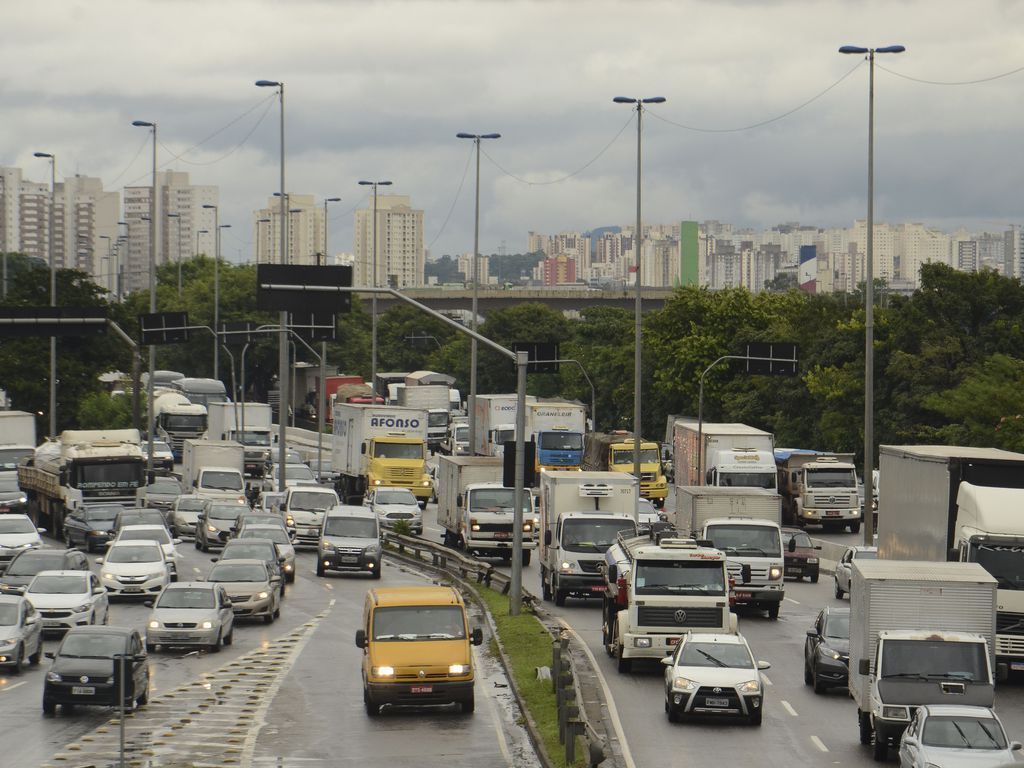 Empresa deve indenizar motorista de caminhão que sofreu acidente em avenida