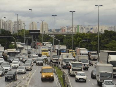 Dois suspeitos são baleados após perseguição na Marginal Tietê (SP) | CNN Brasil