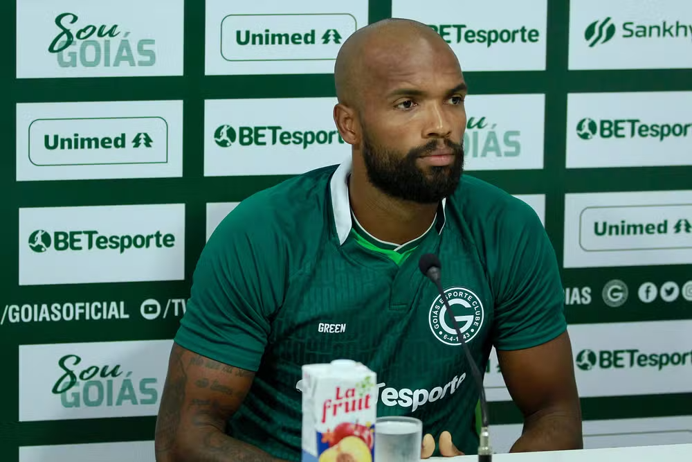 Apresentado pelo Goiás, zagueiro relembra acessos à Série A com o América