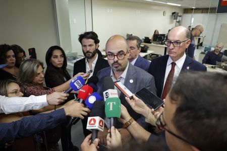 Mateus Simões, vice governador de Minas Gerais e pré-candidato ao governo, e o secretário de governo, Marcelo Aro (esq.)