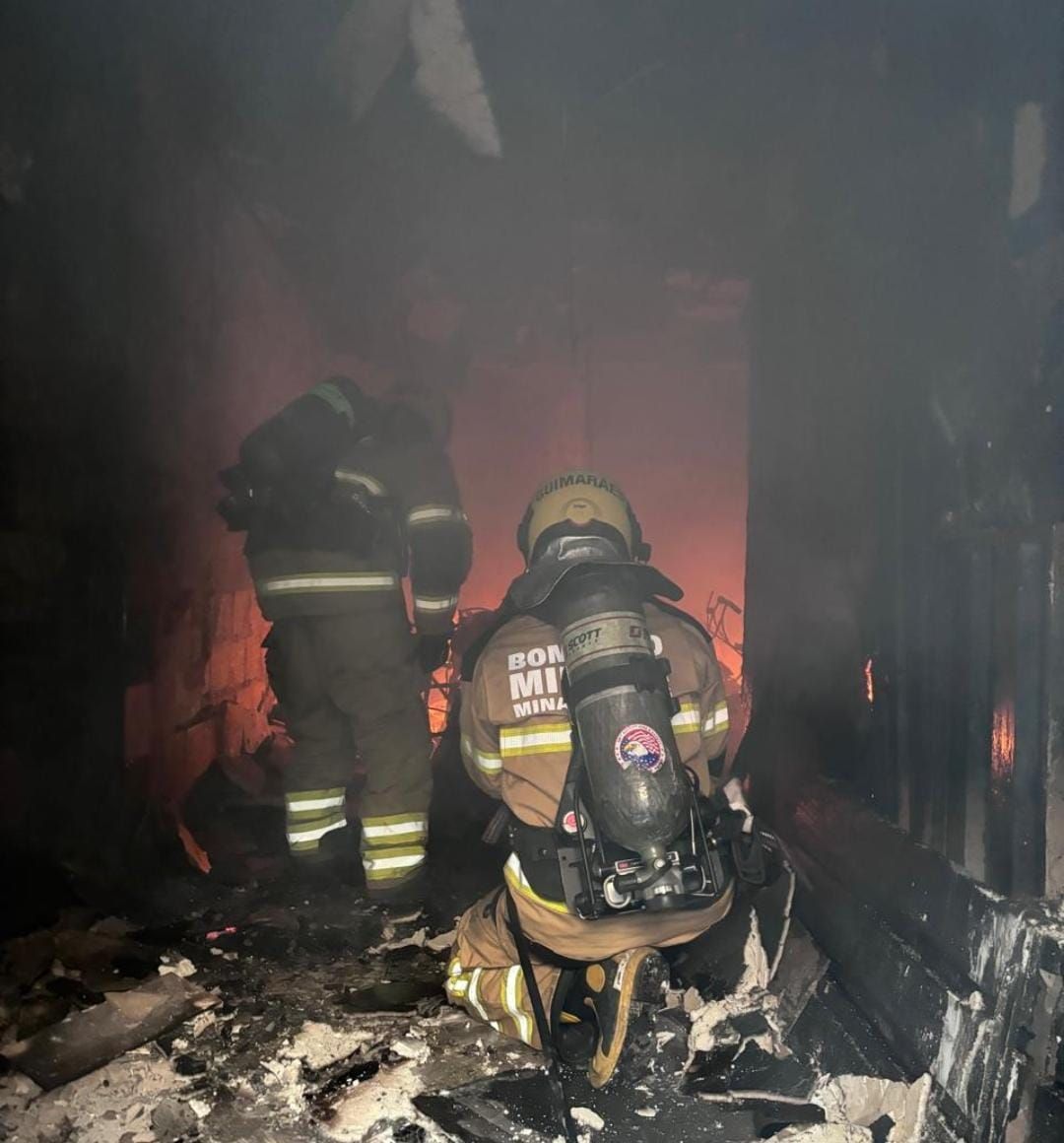 Loja pega fogo na região Leste de BH e mobiliza bombeiros