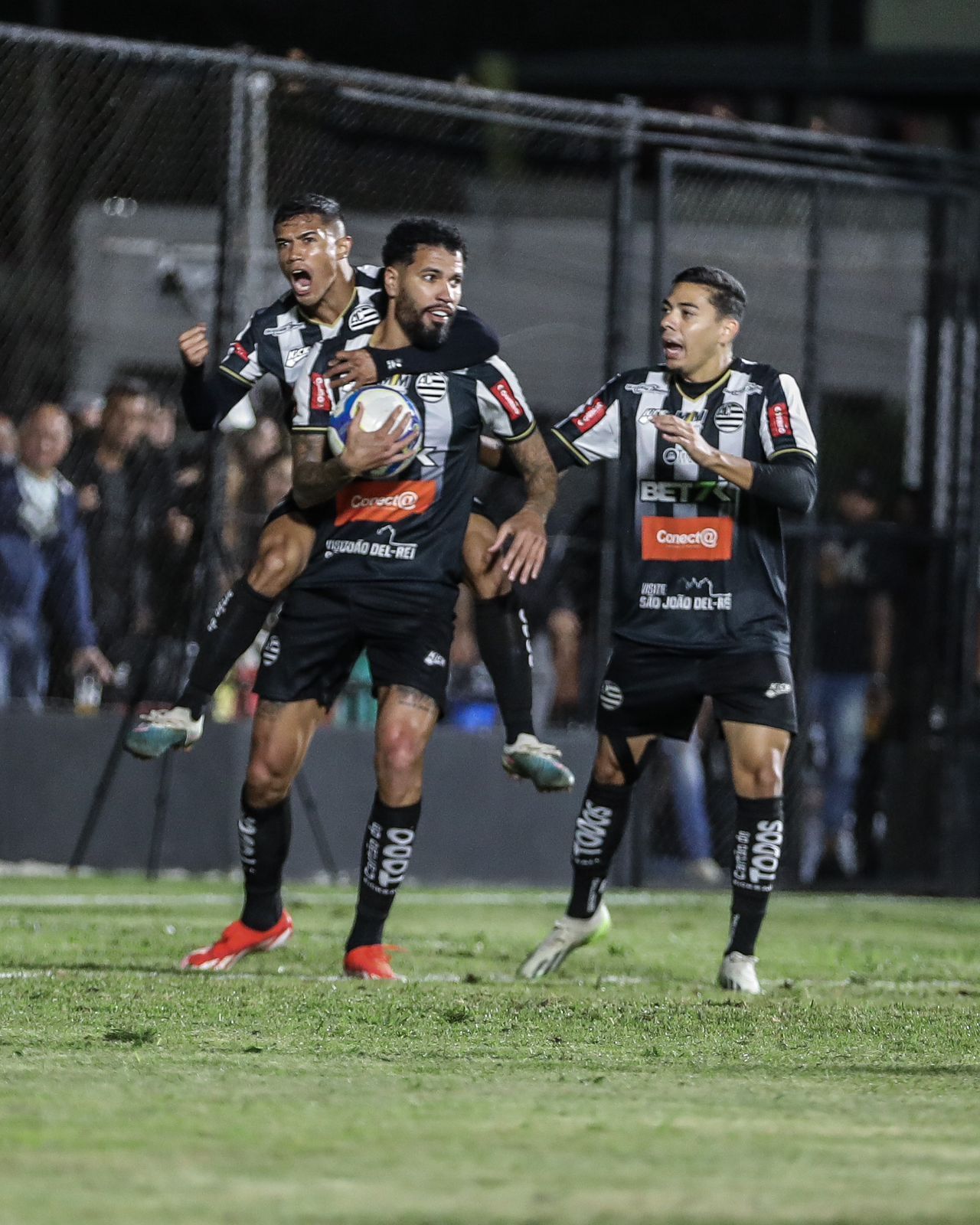 Athletic vence Ferroviário de virada e reassume a liderança da Série C