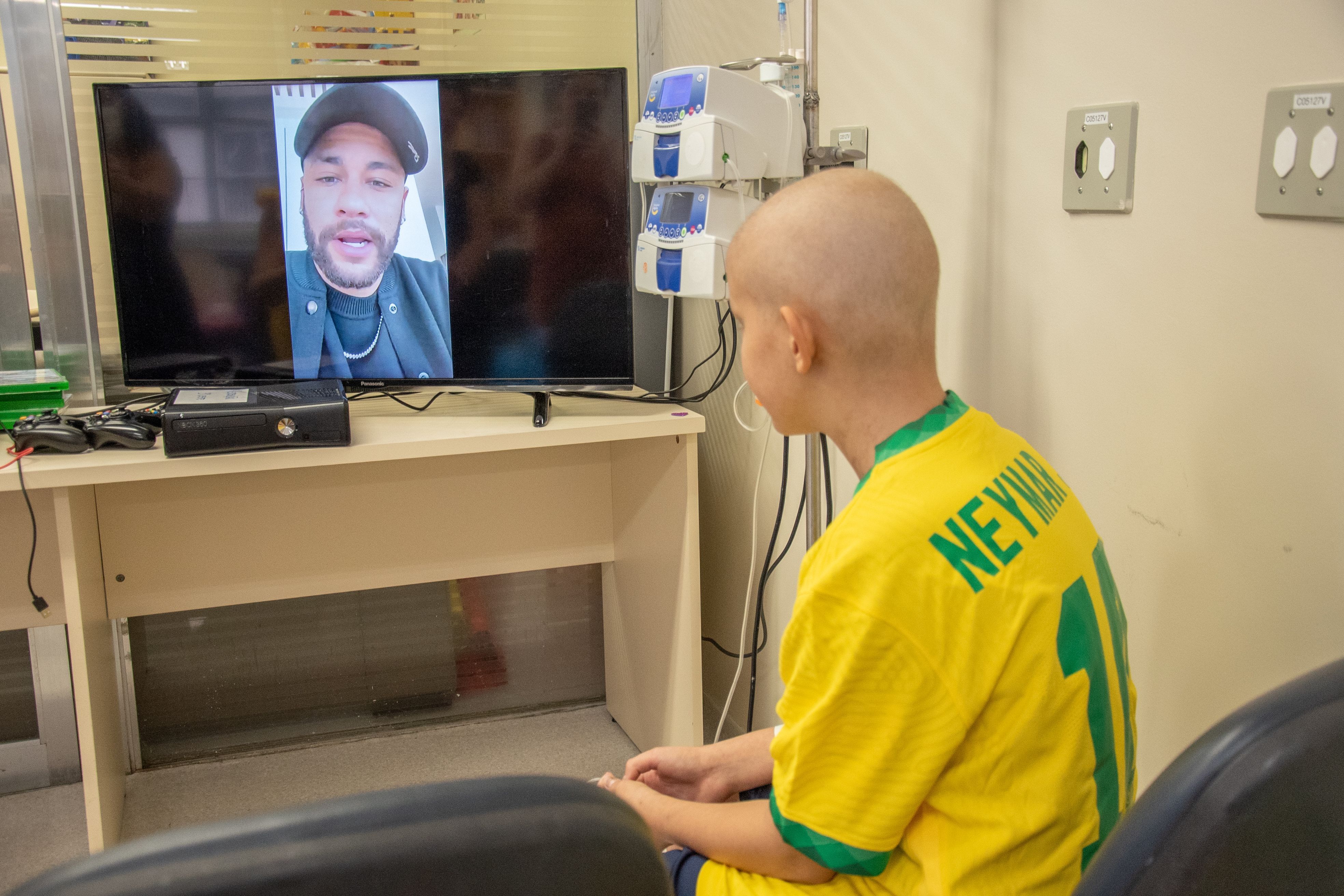 Neymar e Rochet fazem supresa para criança com leucemia em Porto Alegre; veja