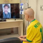Neymar e Rochet fazem supresa para criança com leucemia em Porto Alegre; veja