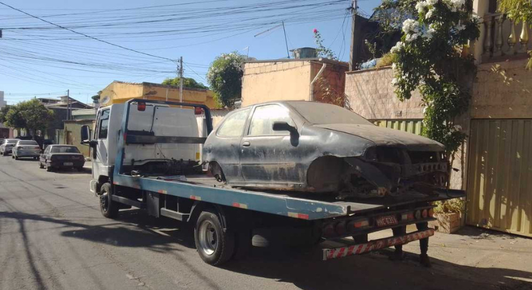 Saiba como denunciar carros abandonados nas ruas para auxiliar no combate à dengue em BH