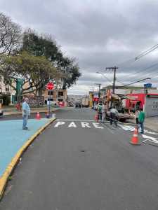 Intervenções reforçam organização do tráfego e definem preferência de passagem na rotatória da Praça Marcos Frota.