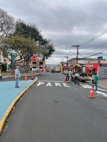Intervenções reforçam organização do tráfego e definem preferência de passagem na rotatória da Praça Marcos Frota.