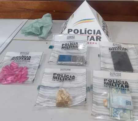 Durante abordagem, 27 pinos de cocaína, pedra de crack e R$ 450 foram encontrados.