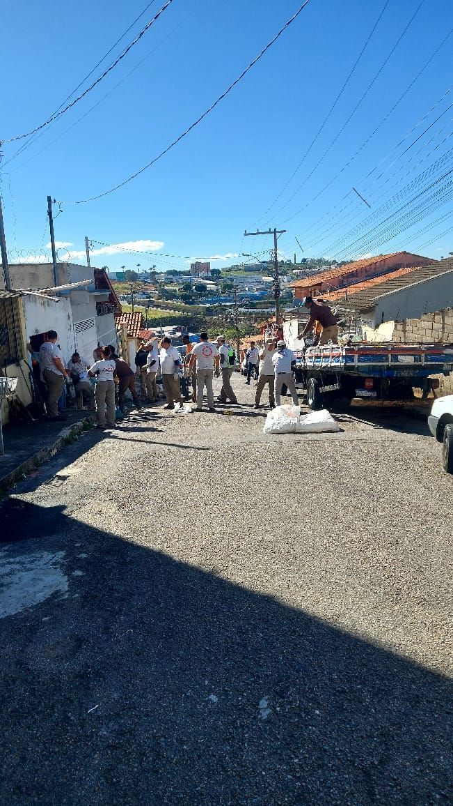 Varginha realiza limpeza de imóvel com acúmulo de entulho no Parque Urupês