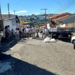 Varginha realiza limpeza de imóvel com acúmulo de entulho no Parque Urupês