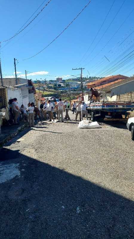 Prefeitura realiza limpeza de imóvel com grande acúmulo de entulho no Parque Urupês.