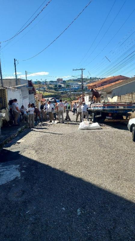 Prefeitura realiza limpeza de imóvel com grande acúmulo de entulho no Parque Urupês.