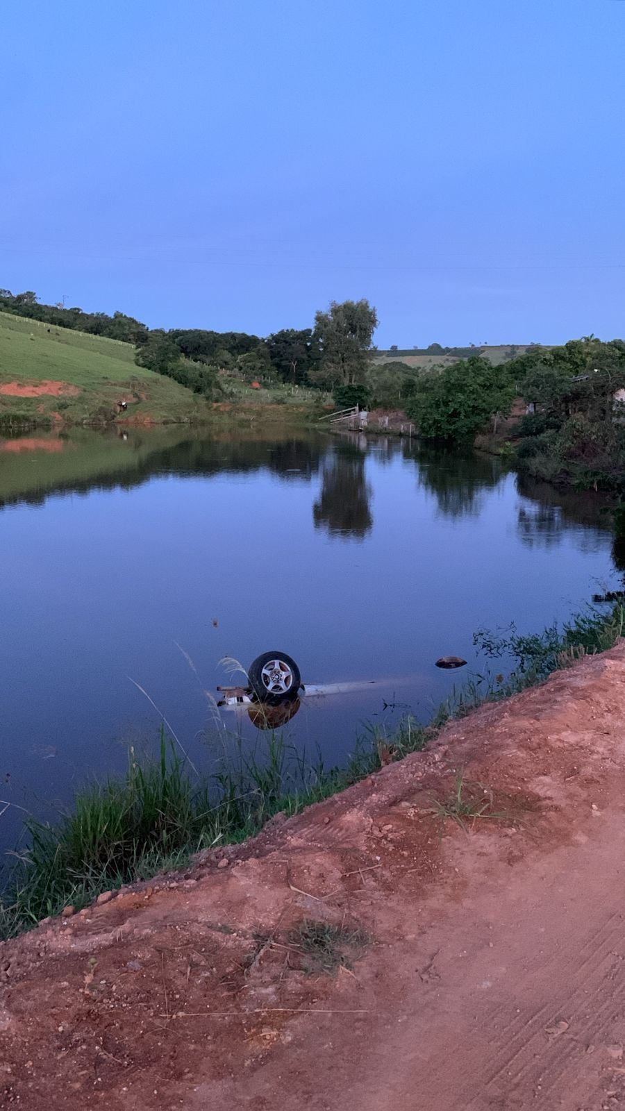 Corpo de Bombeiros encontra corpo de homem em veículo submerso em Botelhos