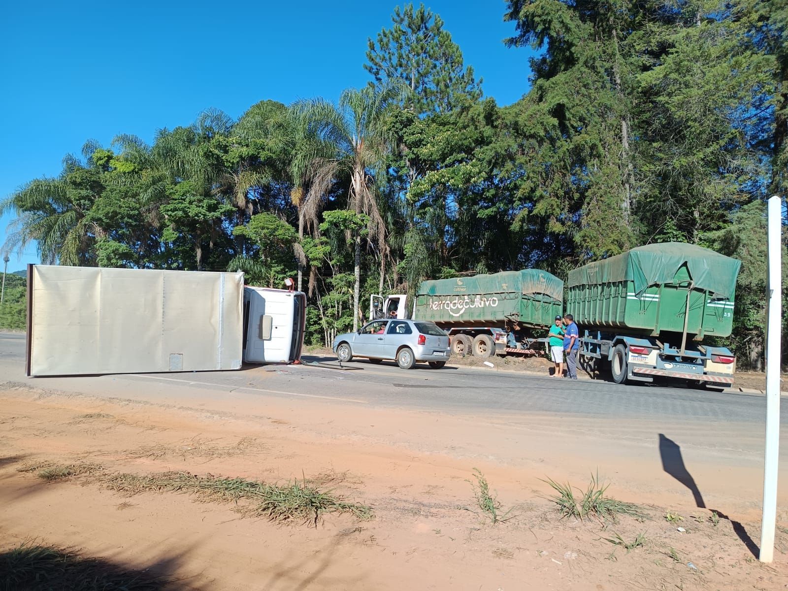 Colisão entre caminhões deixa dois feridos na MG-179 em Pouso Alegre