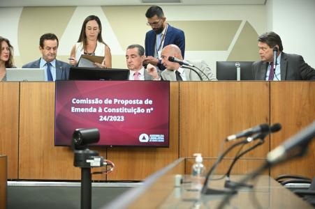 Comissão especial recebeu o parecer nesta segunda-feira (6)