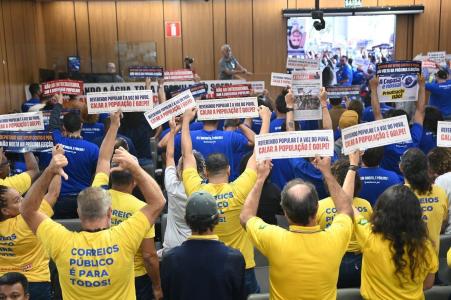 Servidores da Copasa lotaram uma audiência pública sobre a privatização da companhia nesta quarta-feira (22) na ALMG