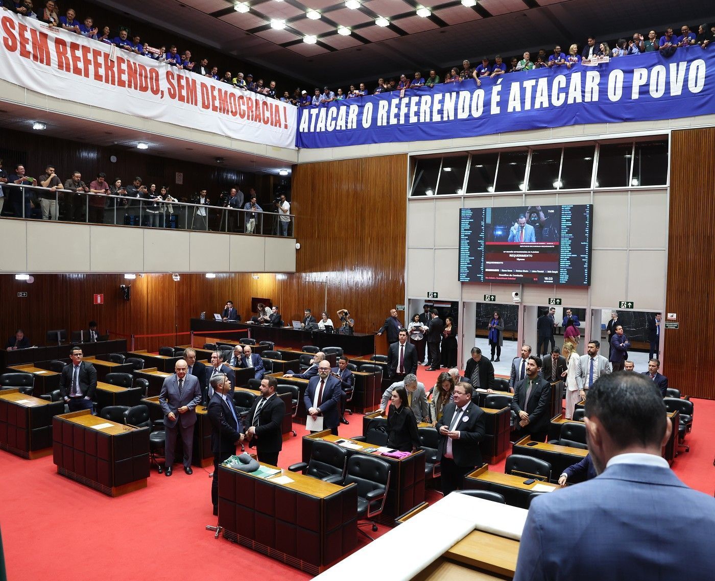 Oposição critica votação da PEC 24 na madrugada e diz que sessão 'não tem hora para acabar'