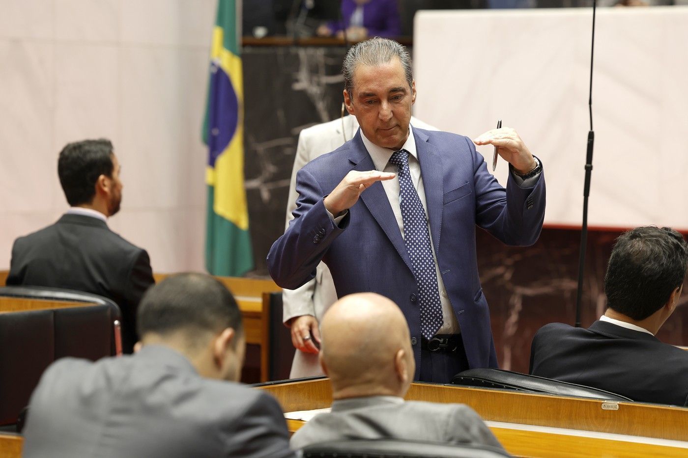 Líder de Zema pode sair do MDB e se filiar ao PSD, principal partido da base do governador