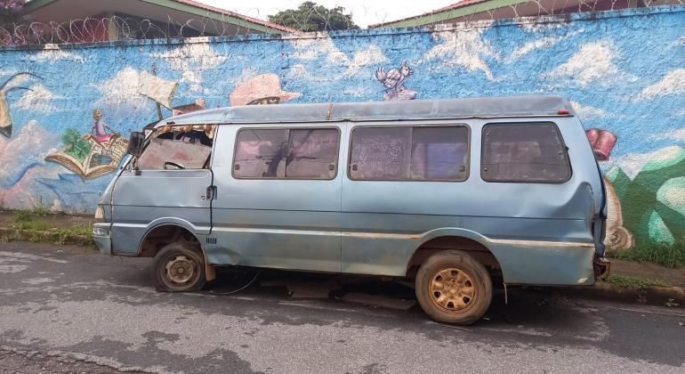 Prefeitura de BH retira 92 veículos abandonados das ruas da capital para combater dengue