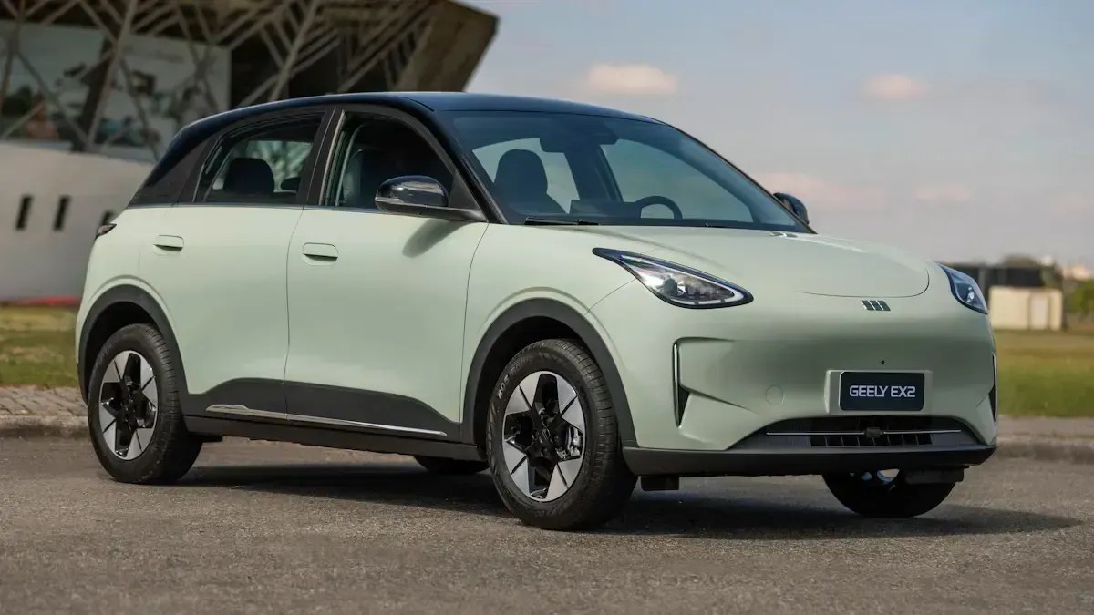 Geely EX2 é vendido com desconto para taxistas e motoristas de aplicativos