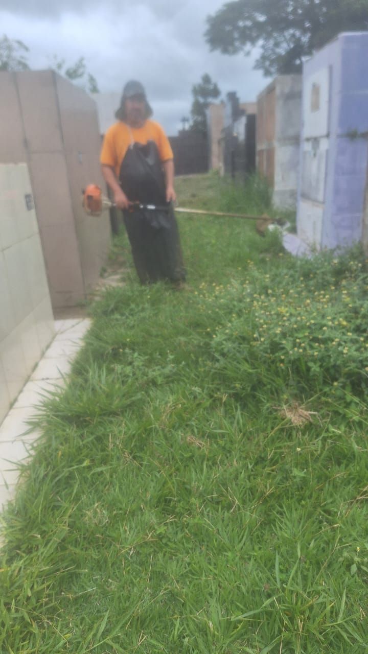 Cemitério de Varginha recebe serviços de capina e limpeza