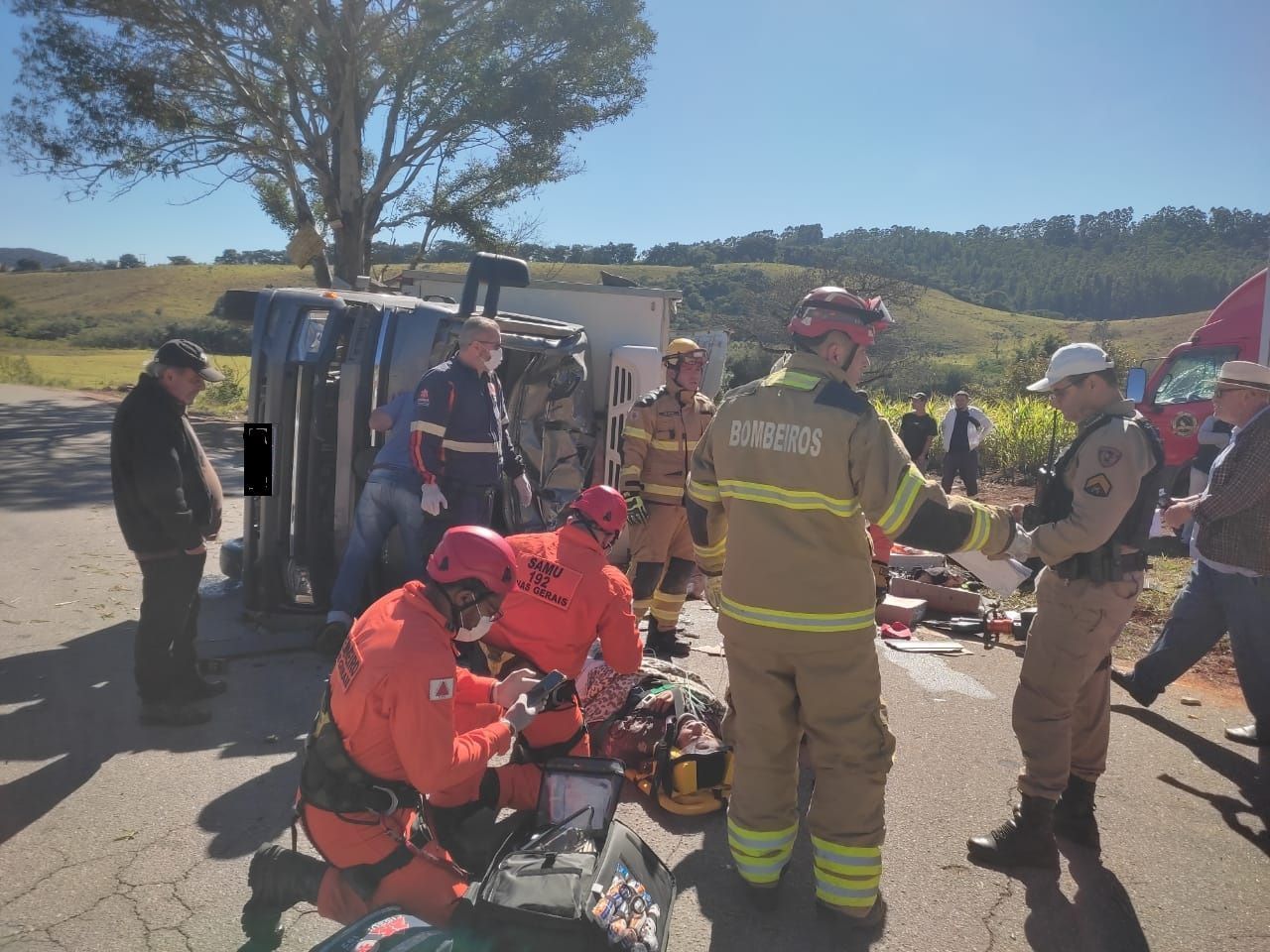 Caminhoneiro é resgatado com ferimentos graves no trevo de Cruzília