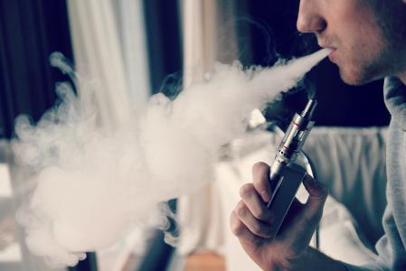 Receita vai suspender CNPJ de lojas que venderem cigarros e vapes ilegais | CNN Brasil