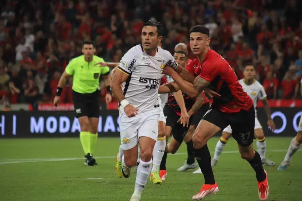 Após problemas com avião do Athletico-PR, jogo contra Criciúma muda de horário