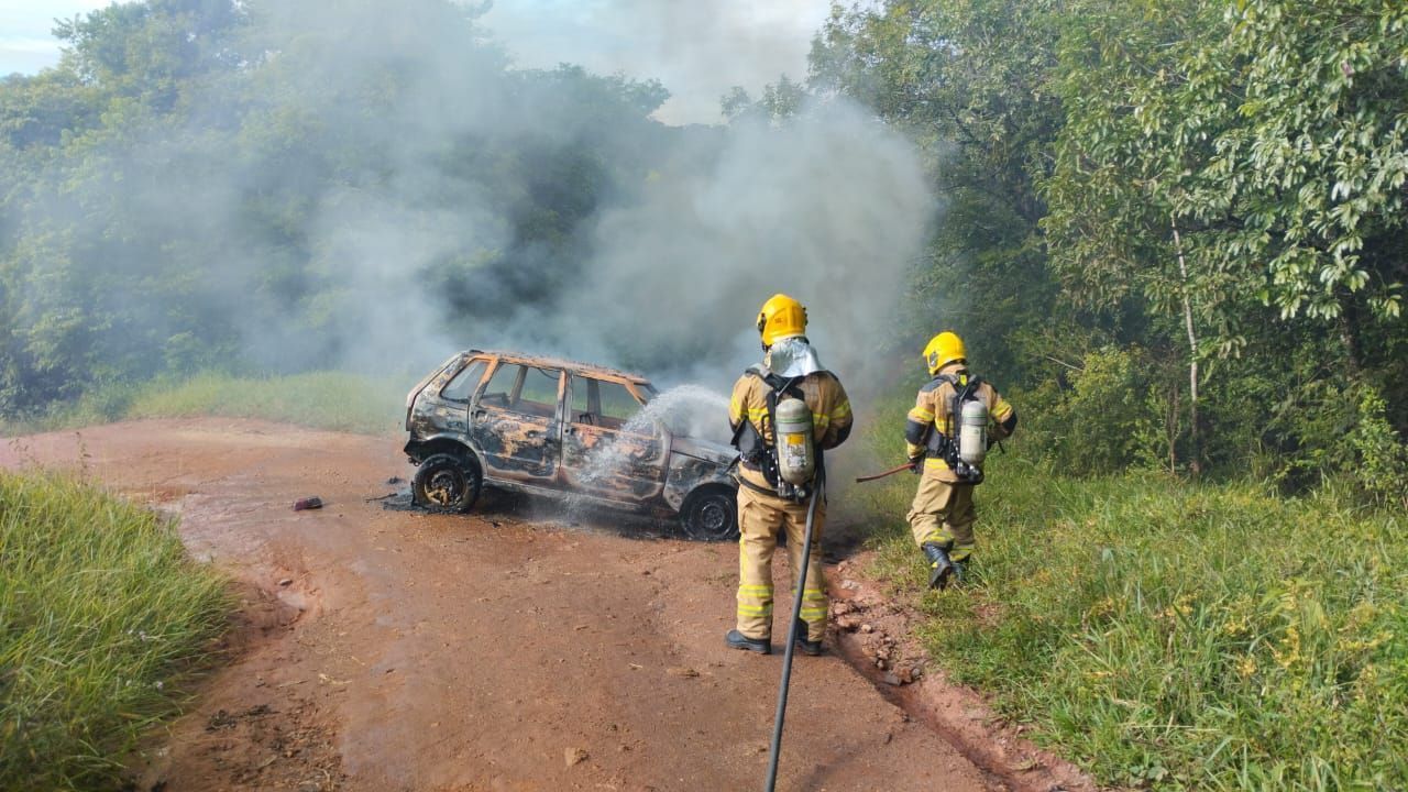 Carro pega fogo na zona rural de Alfenas na manhã desta segunda-feira