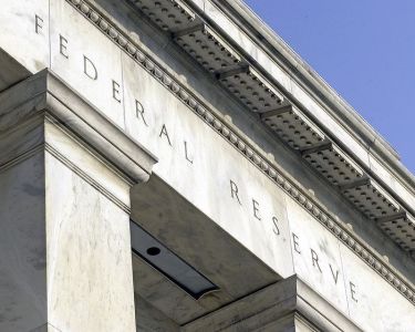 Federal Reserve, o banco central dos Estados Unidos, deve cortar os juros em 0,25 ponto percentual
