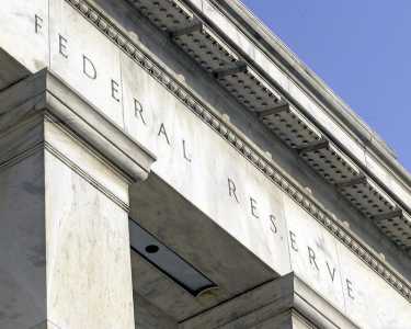 Federal Reserve, o banco central dos Estados Unidos, deve cortar os juros em 0,25 ponto percentual