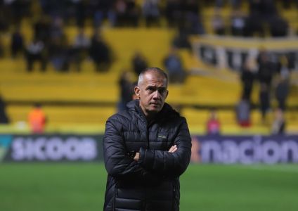 Eduardo Baptista à beira do campo em Criciúma 1x2 Avaí pela Série B