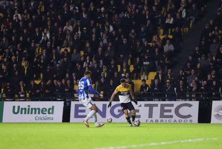 Criciúma e Avaí duelaram no Estádio Heriberto Hülse