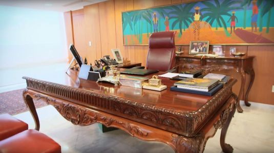 Está completando 35 anos a posse do primeiro presidente eleito diretamente com o voto popular, depois da ditadura e da eleição indireta, feita pelo Congresso Nacional, que teve a vitória de Tancredo Neves e José Sarney. Em 1990, tomava posse Fernando Collor de Melo.