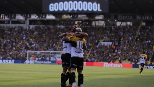 Criciúma comemora gol sobre o Botafogo-SP, pela Série B