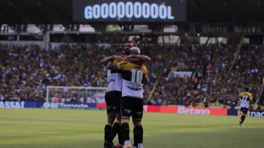 Criciúma comemora gol sobre o Botafogo-SP, pela Série B