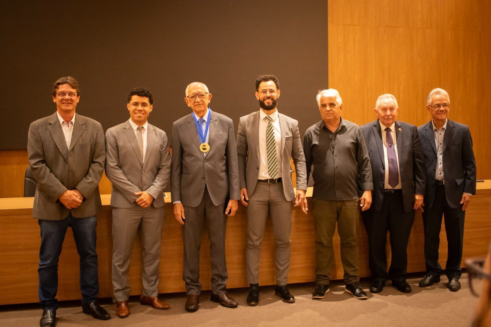 Câmara de Varginha homenageia Pastor Salvador Antunes com comenda