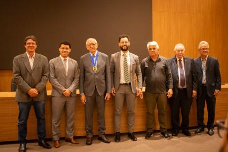 Durante a cerimônia, os convidados destacaram o importante trabalho social e espiritual que o pastor realiza na cidade há anos.