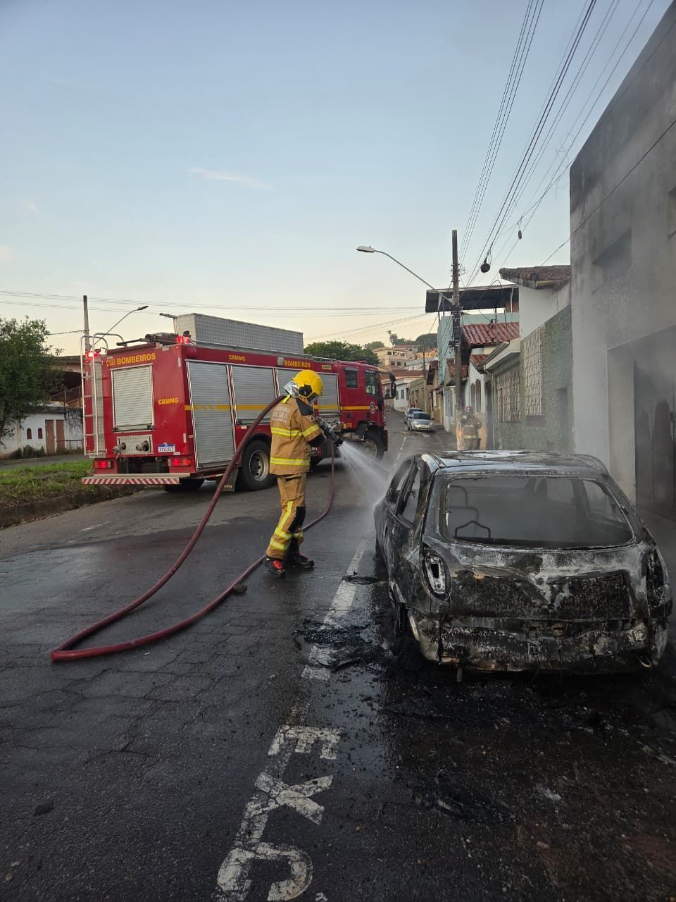 Bombeiros combatem incêndio em veículo no bairro Triângulo em Três Corações