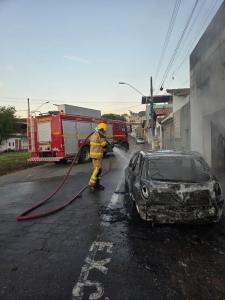 De acordo com os bombeiros, o carro estava abandonado na via pública e o dono não foi encontrado. Felizmente, não houve vítimas.