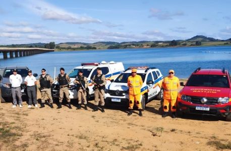 Equipes  aproveitam a operação para orientar sobre o uso correto do colete salva-vidas.