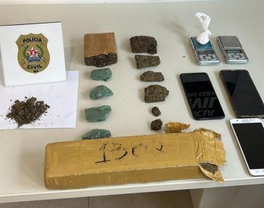 Quatro suspeitos foram presos em flagrante, e um adolescente apreendido.