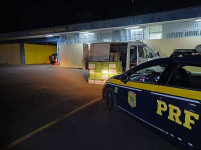 Policiais encontraram 86 caixas de uísque no furgão.