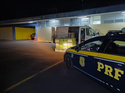 Policiais encontraram 86 caixas de uísque no furgão.