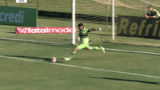 Pedro Rangel, do Coritiba, marca gol em tiro de meta